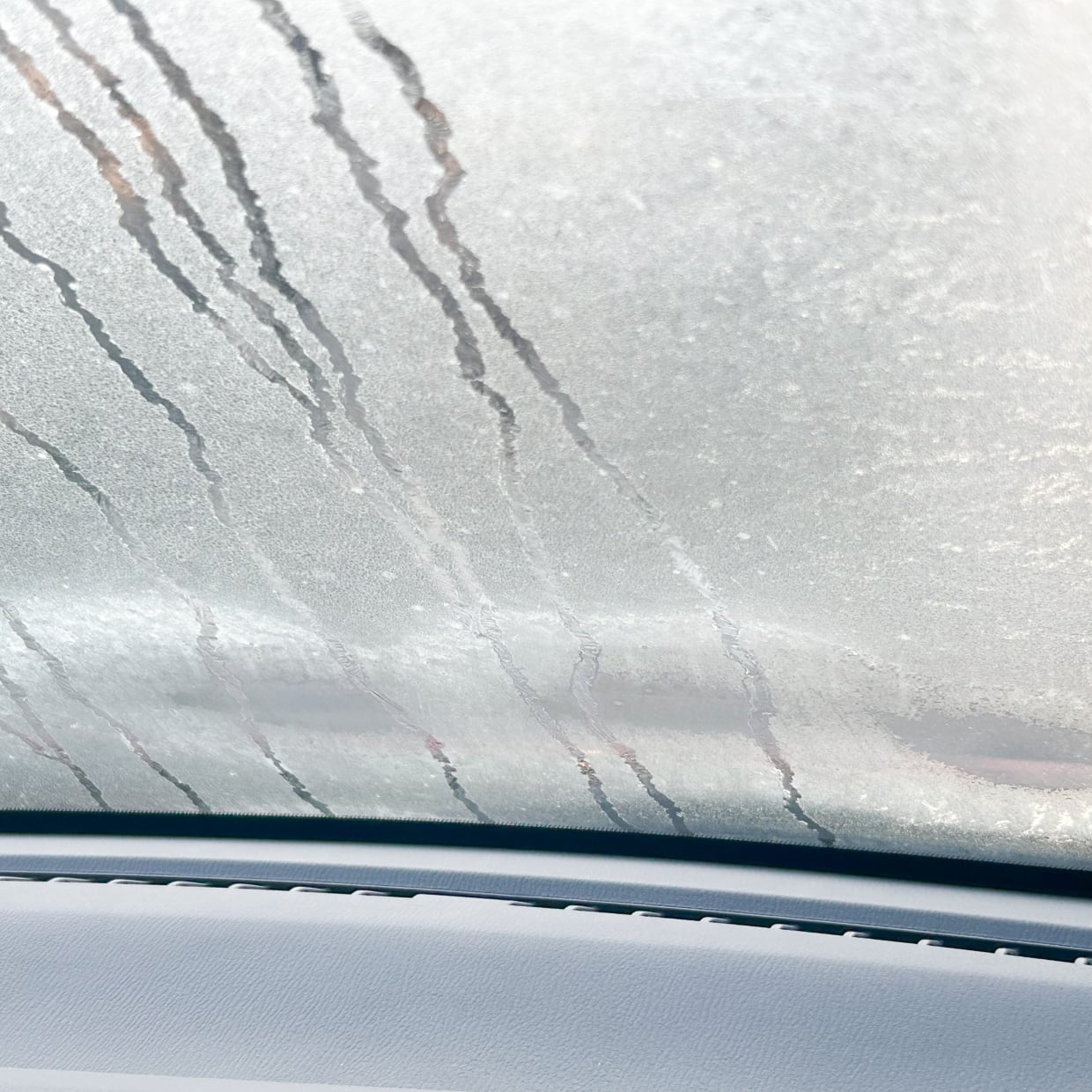  知らなかった。意外と使いわけできていない「車の窓ガラスの曇り」を解消する“3つの機能” 