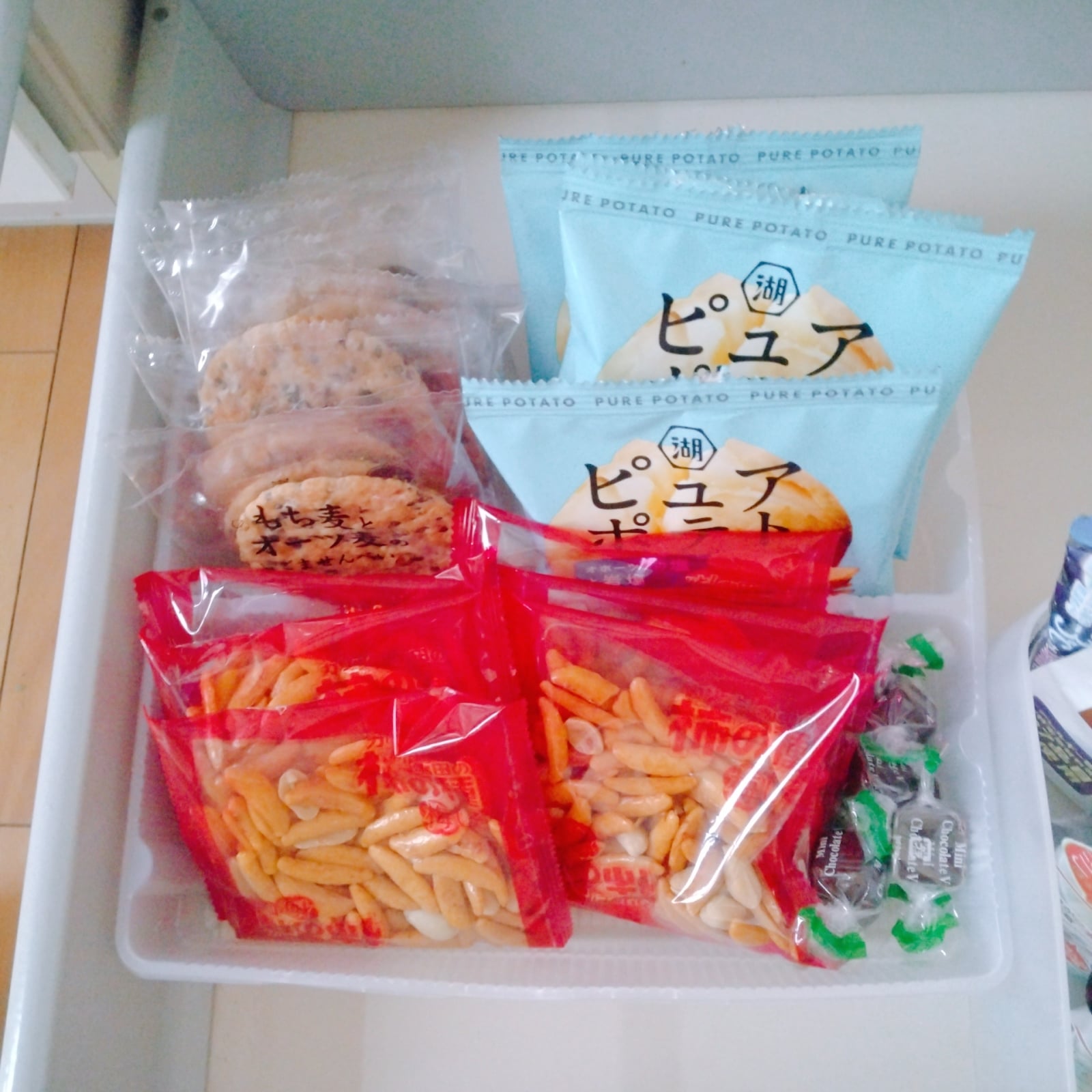 バラバラになりやすい小さなお菓子も仕切りですっきり収納