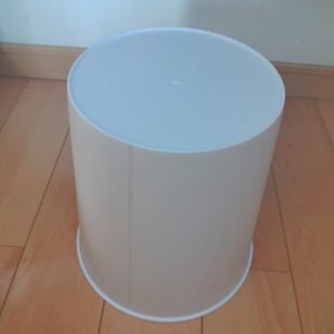 ごみ箱にかぶせてペタペタ貼ると…？「いざという時に覚えておく！」「自立して便利」