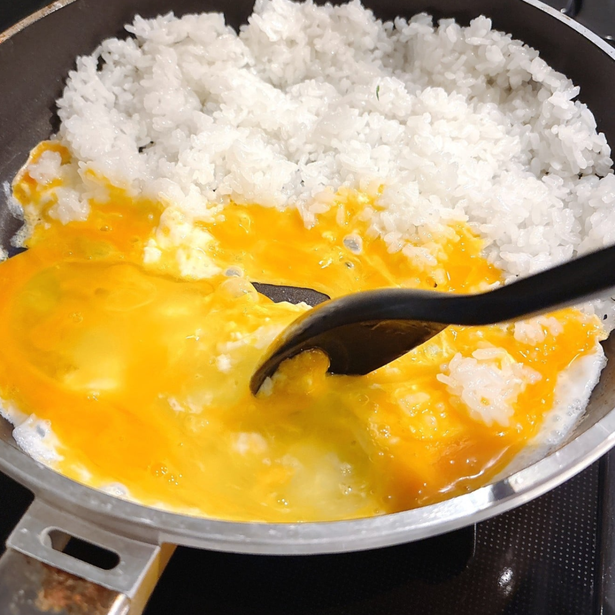  「大さじ1入れるだけ」チャーハンが“コクと甘味が増して”おいしくなる裏ワザ 