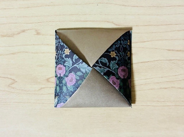 おりがみの中にチョコを入れた小さなギフトラッピング