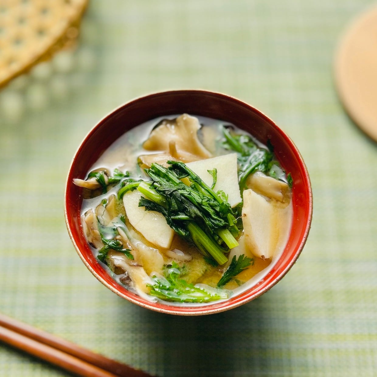 朝「みそ汁」にいれると体がよろこぶ。“リラックスできる香り成分を含む葉野菜”とは？