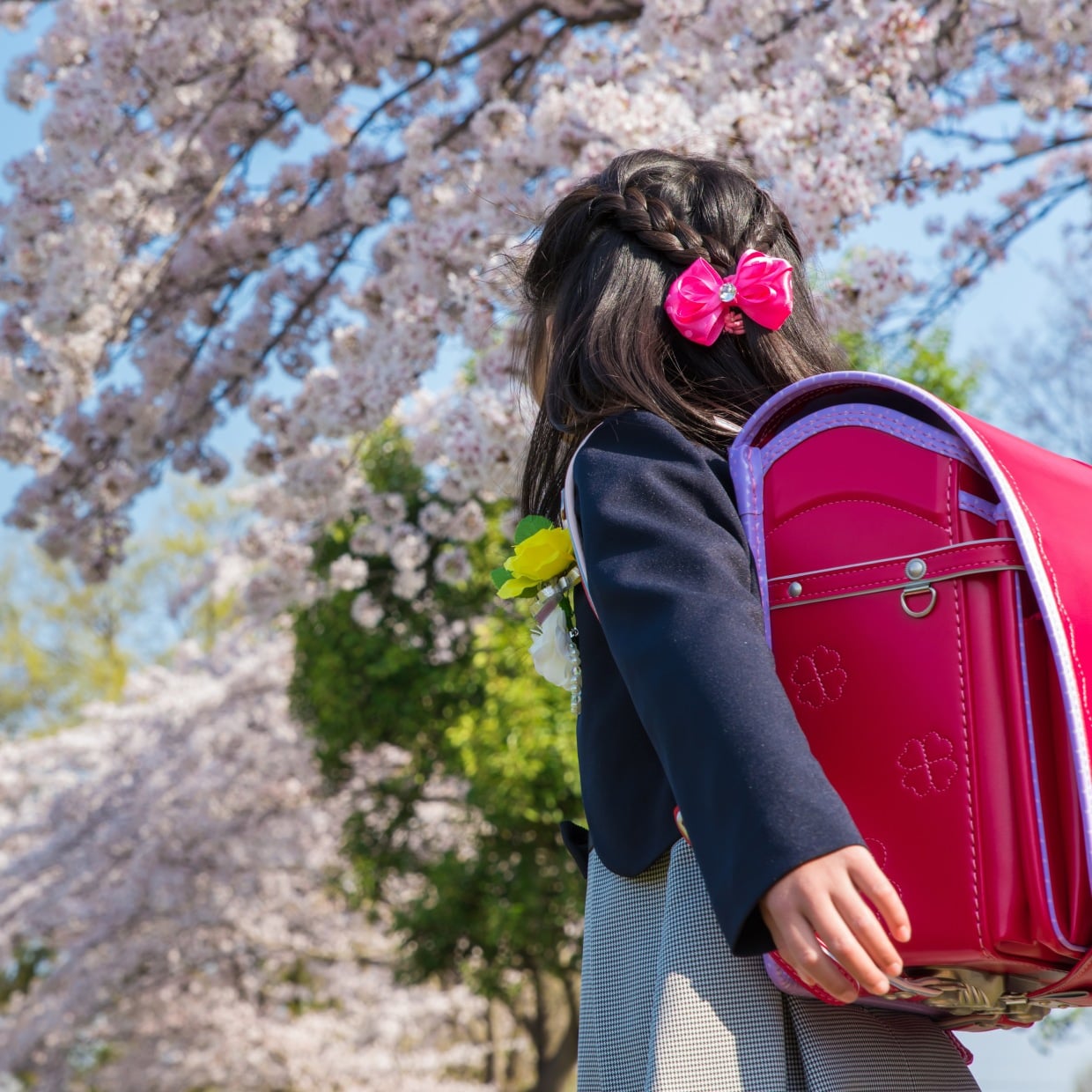 何かとお金がかかる季節…「子どもの卒業・進学」でかかる出費はいくら？「定期券や習い事の月謝も」