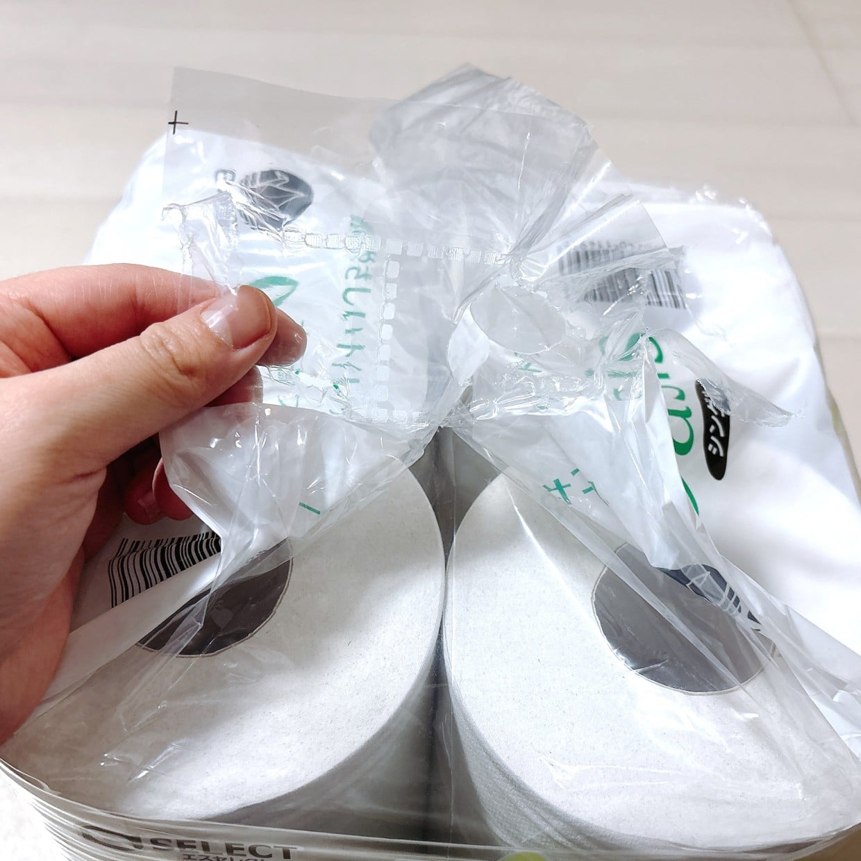  ハサミ不要！なかなか開かない“トイレットペーパーの袋”をラクに開ける方法「引きちぎるより簡単！」 