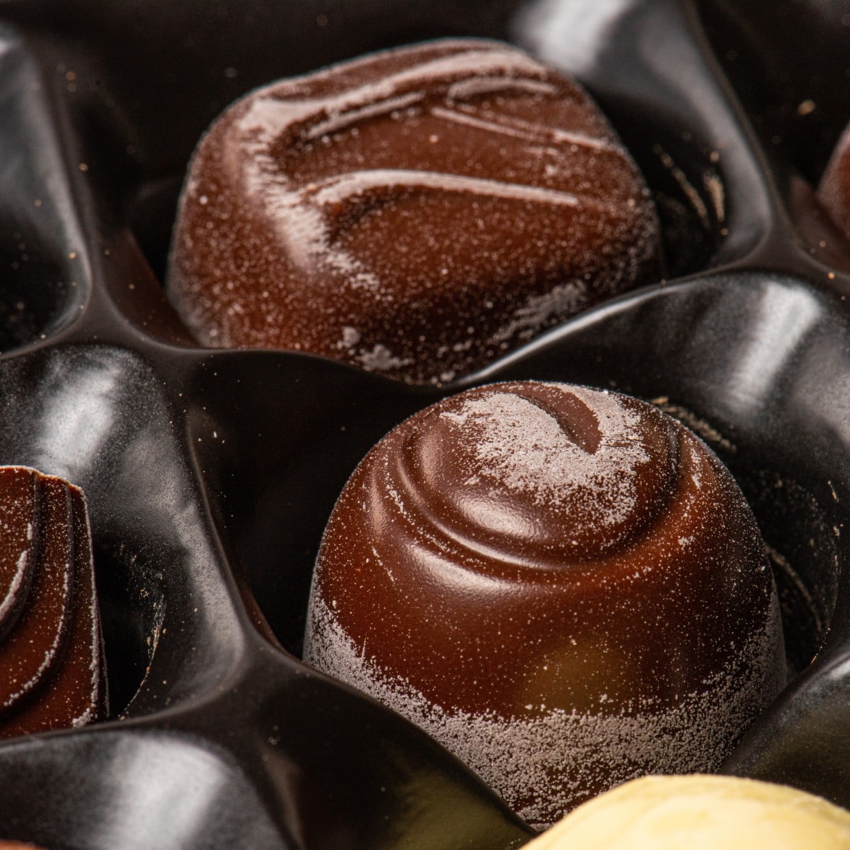  カビじゃないの？「白くなったチョコ」が食べられる“知りたくなる理由”「ずっと勘違いしてた…！」 