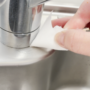 ブラシが届きにくい…。「水栓根元」の黒ずみ汚れ掃除術「細かな部分まで清潔ピカピカ」「なでる強さで」