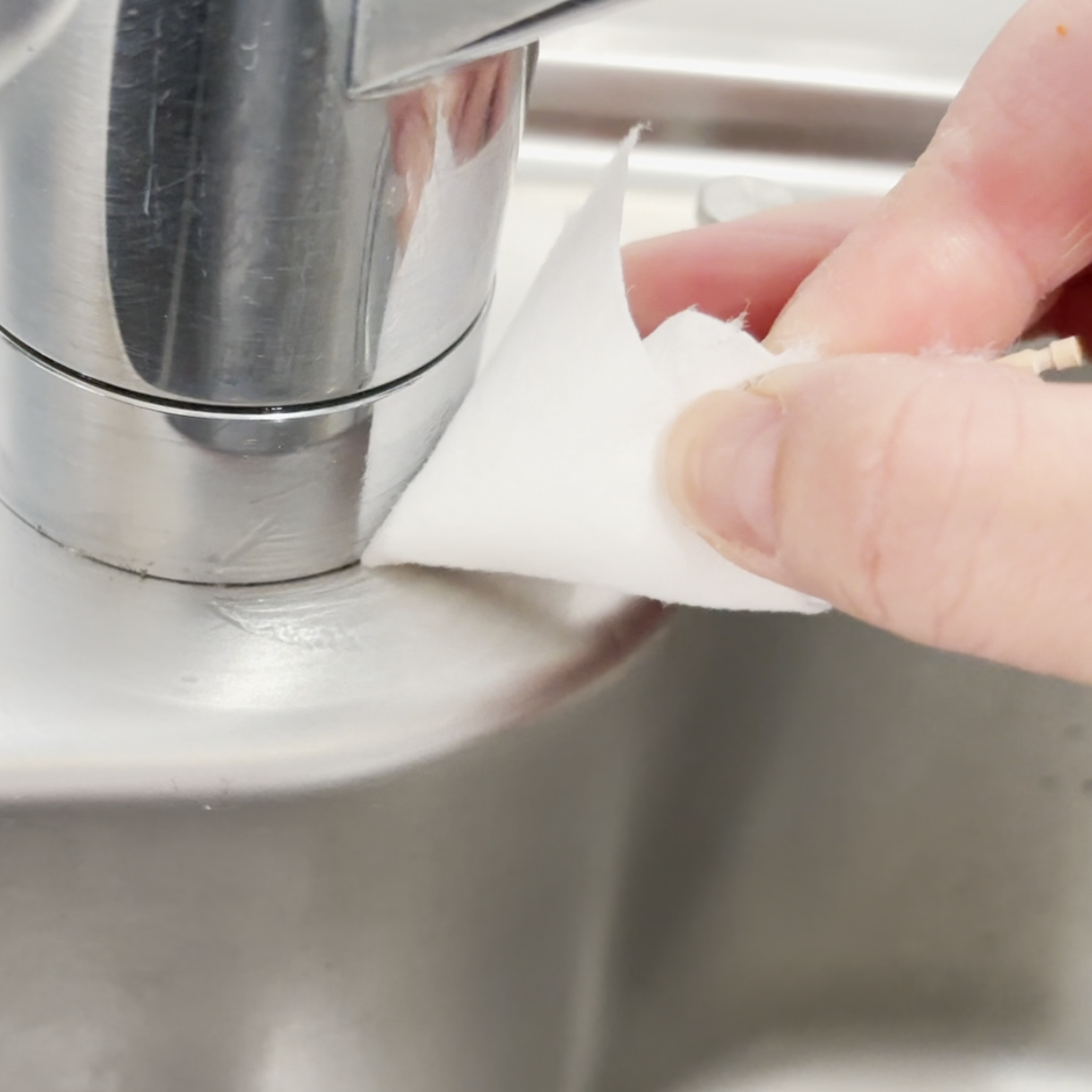  ブラシが届きにくい…。「水栓根元」の黒ずみ汚れ掃除術「細かな部分まで清潔ピカピカ」「なでる強さで」 