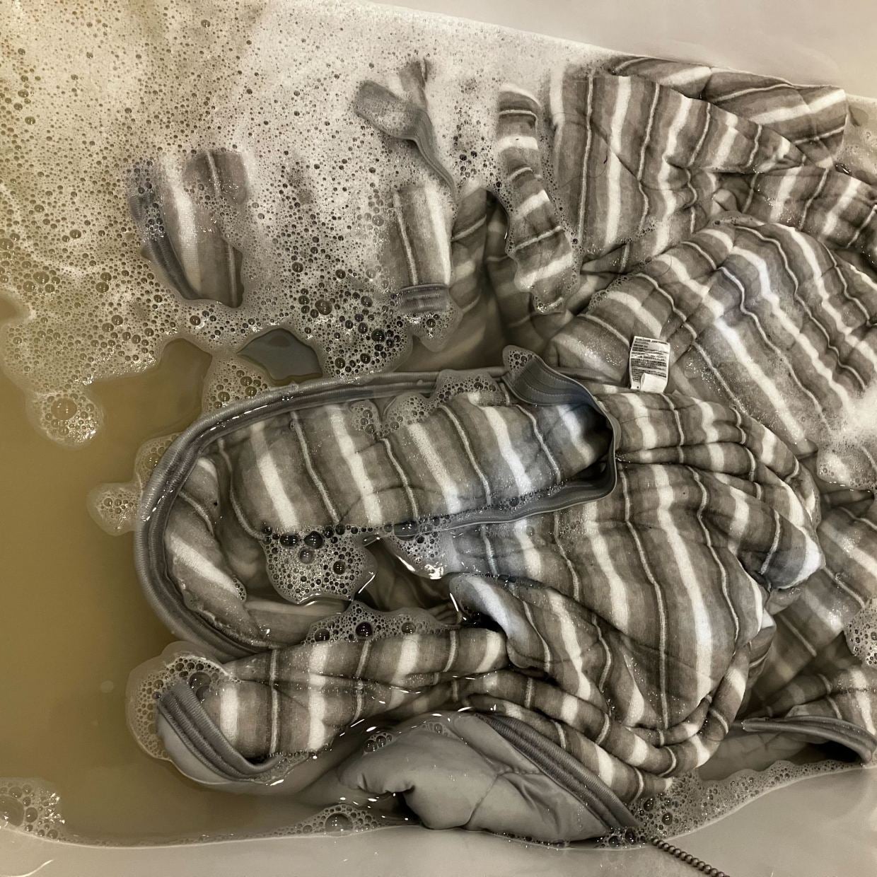  冬でも油断できない！「毛布」の“ごっそり皮脂汚れ”の正しい洗い方「想像以上の汚れが蓄積する」 