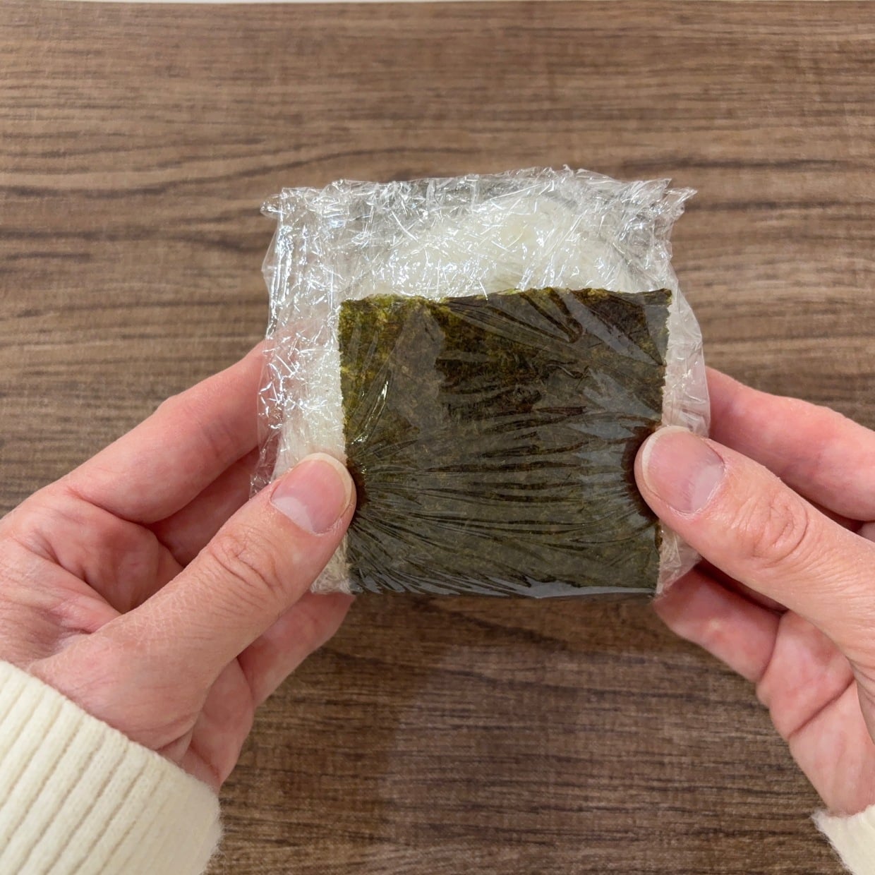  時間が経っても「おにぎりの海苔」がパリパリ！“ラップ1枚”でしんなりを防止できる包み方「朝もラク！」 