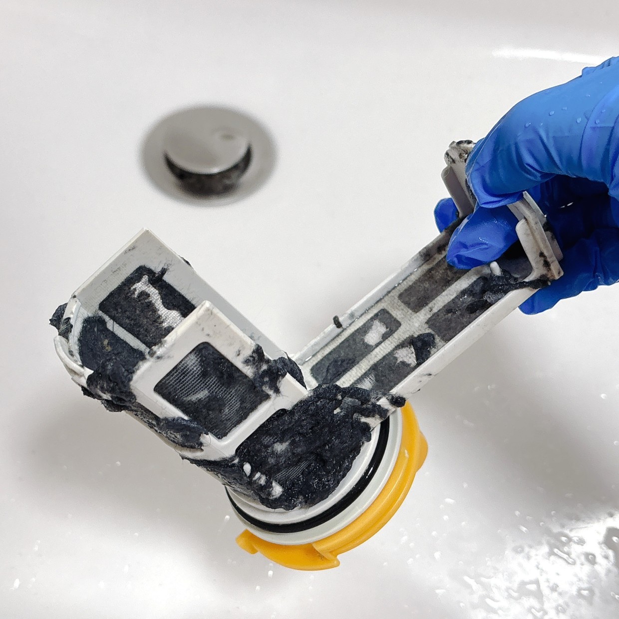  もわっと臭う原因になっているかも。洗濯機の“異物トラップ”掃除術「洗剤不要で手軽」「清潔スッキリ」 