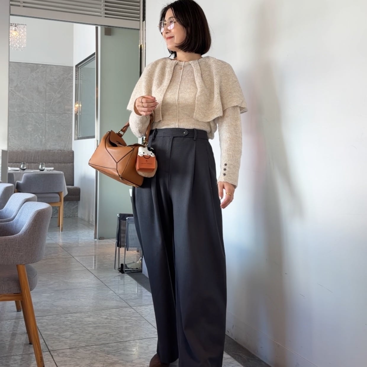 朝、もう迷わない！1枚でサマになる40代の「デザイントップス」とは？