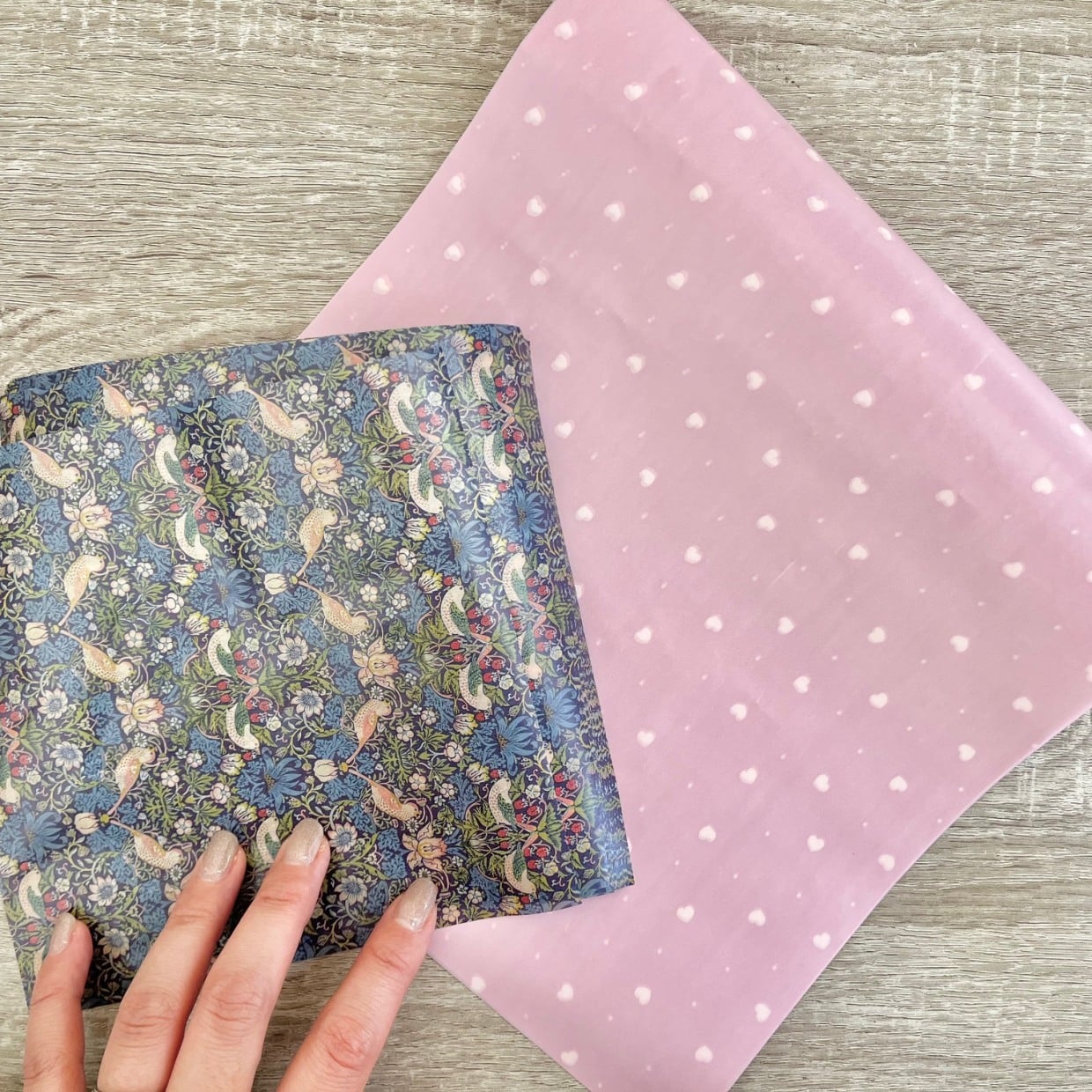  卒業シーズンに活躍する！100均ワックスペーパーで“お店級ラッピング”2選「可愛い！」「簡単」 