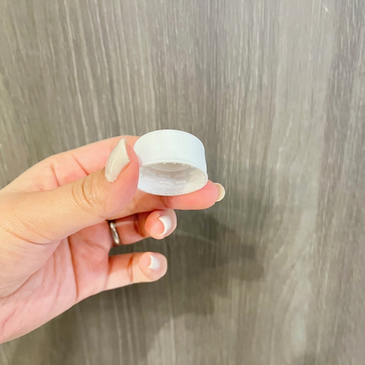 捨てるはずの「ペットボトルのふた」が“洗面台の困りごと”を助ける意外な使い道「ヌルヌルしない」