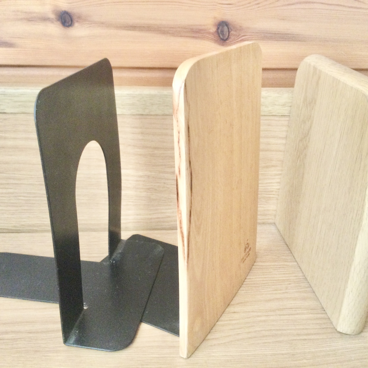  「ブックエンド」の意外な使い道。フックを付けると…？「取りやすい」「玄関で便利」 