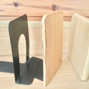 「ブックエンド」の意外な使い道。フックを付けると…？「取りやすい」「玄関で便利」