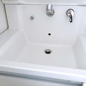 洗剤不要！毎日使う「洗面ボウルと蛇口」の“水アカ・くすみ”を落とす簡単掃除術「優しくこするだけ」