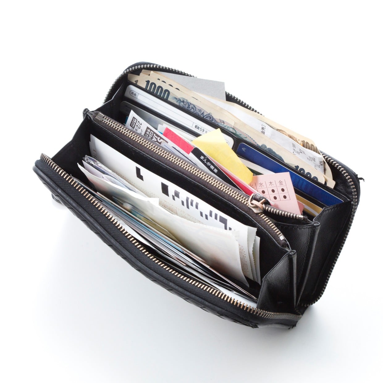  「いつも財布がパンパンな人」が財布に入れがち。今すぐ手放したい“3つのもの” 