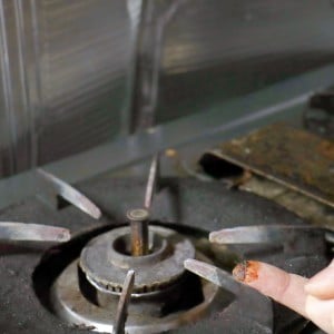 「キッチンの油汚れ」放置はNG！汚れの性質別に使い分ける“4つの洗浄剤”「種類を見極めて」