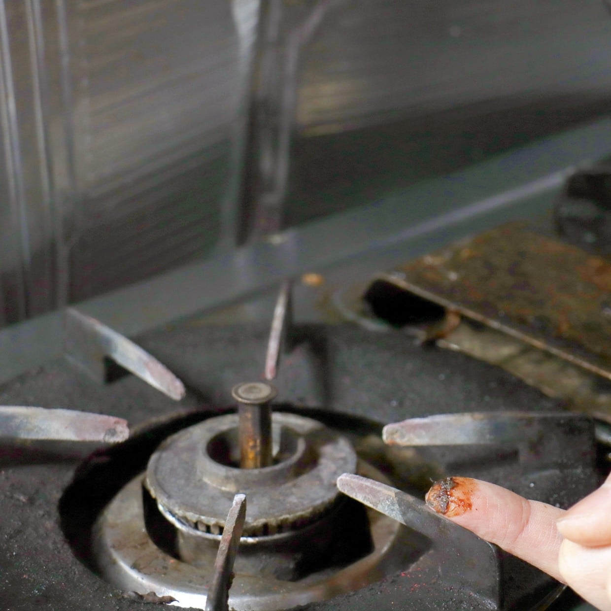  「キッチンの油汚れ」放置はNG！汚れの性質別に使い分ける“4つの洗浄剤”「種類を見極めて」 