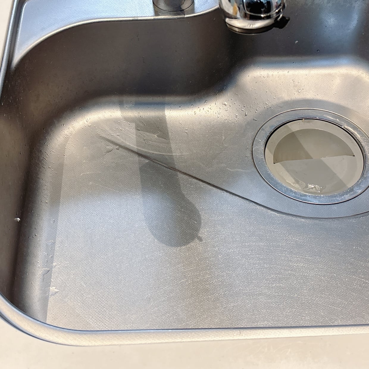 わざわざ洗剤はつけない！「キッチンシンク」の“水アカをスルン”と落とす時短掃除「毎日使いたい」
