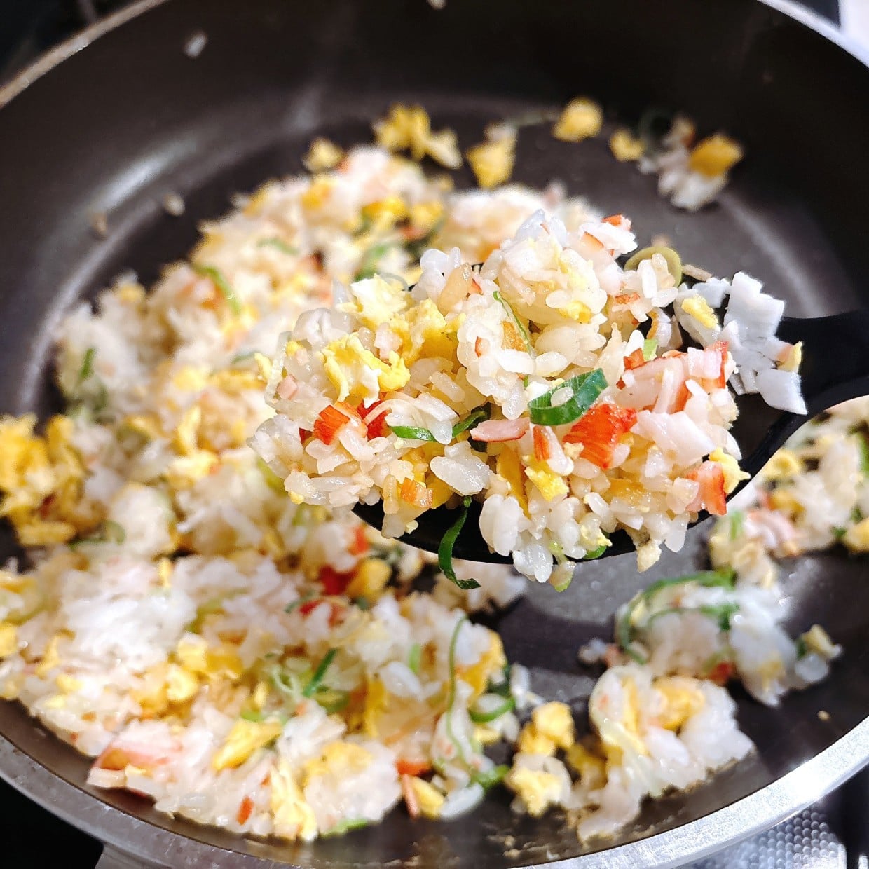  「ひとつまみ入れるだけ」ふわふわ食感”の「卵入りチャーハン」になる“誰でもできる裏ワザ” 