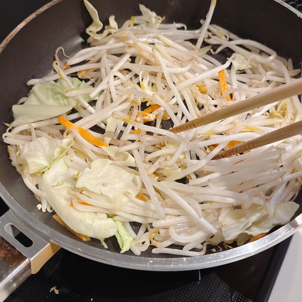  「大さじ1杯半入れるだけ」野菜炒めの“コクと食感”を格上げする裏ワザ「シャキッと仕上がる」 