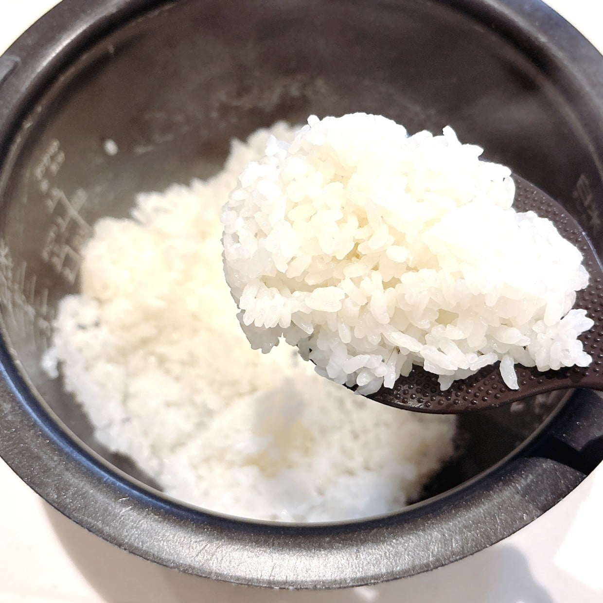  「小さじ1入れるだけ」ごはんがツヤツヤ輝く“誰でもできる裏ワザ”「炊き上がる前からいい香り」 