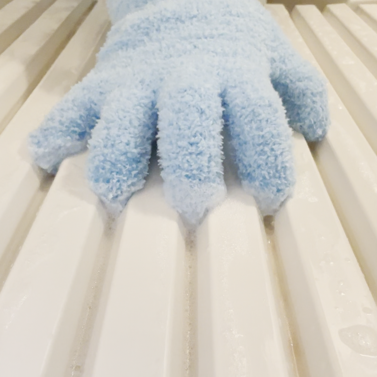  溝が汚れる“蛇腹お風呂ふた”の効率的なお掃除術「まとめてスッキリ」「黒ずみ・ヌメリさよなら」 