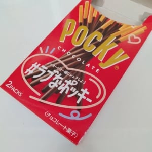 食べ終えた「ポッキーの箱」が“キッチンの省スペースで活躍する”便利な使い道「立てて収納できる！」
