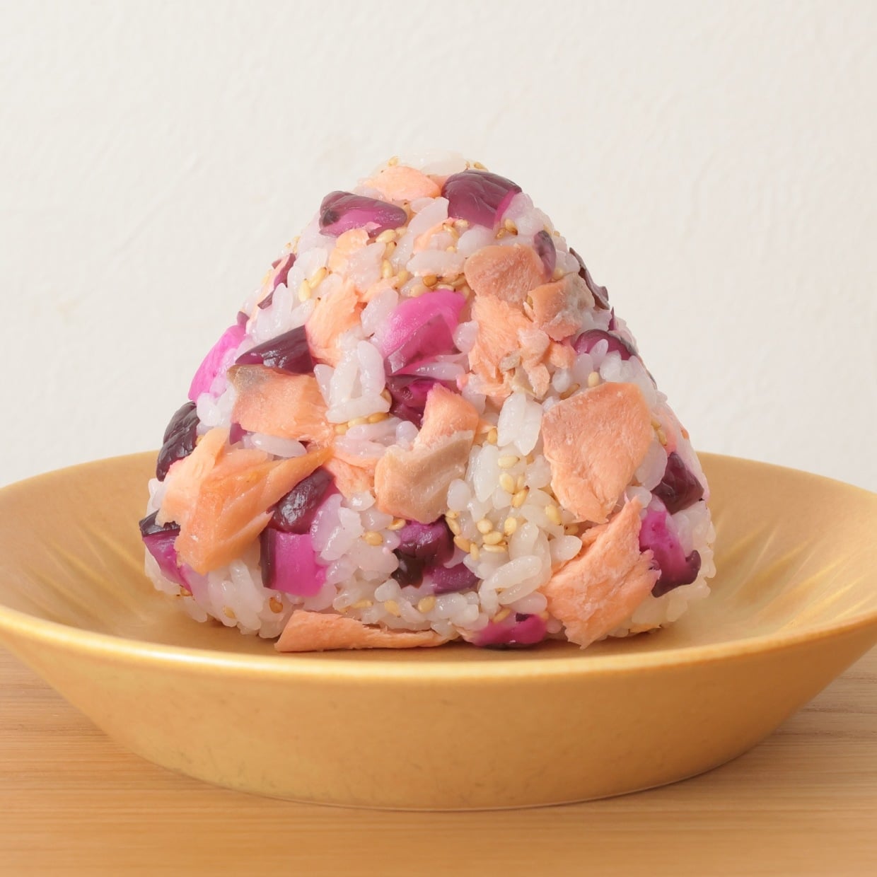  「大さじ1」加えるだけ。朝の鮭おにぎりがもっとおいしくなる食材とは？ 