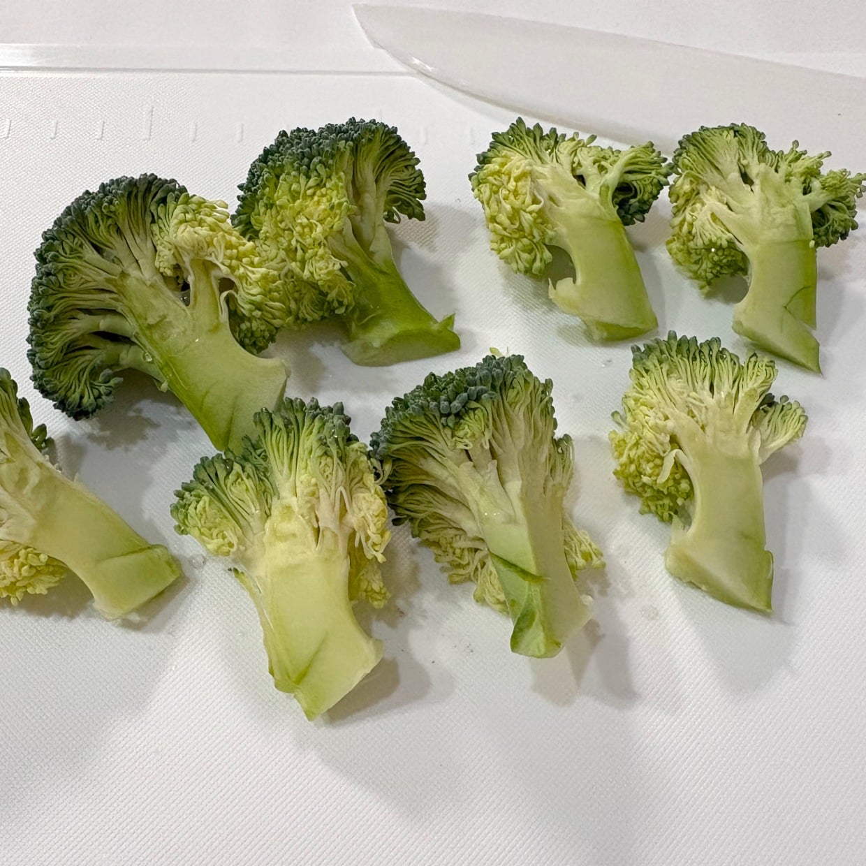  まな板がポロポロ汚れない！ブロッコリーをきれいに分ける裏ワザ「早く知りたかった」「後片づけもラク！」 