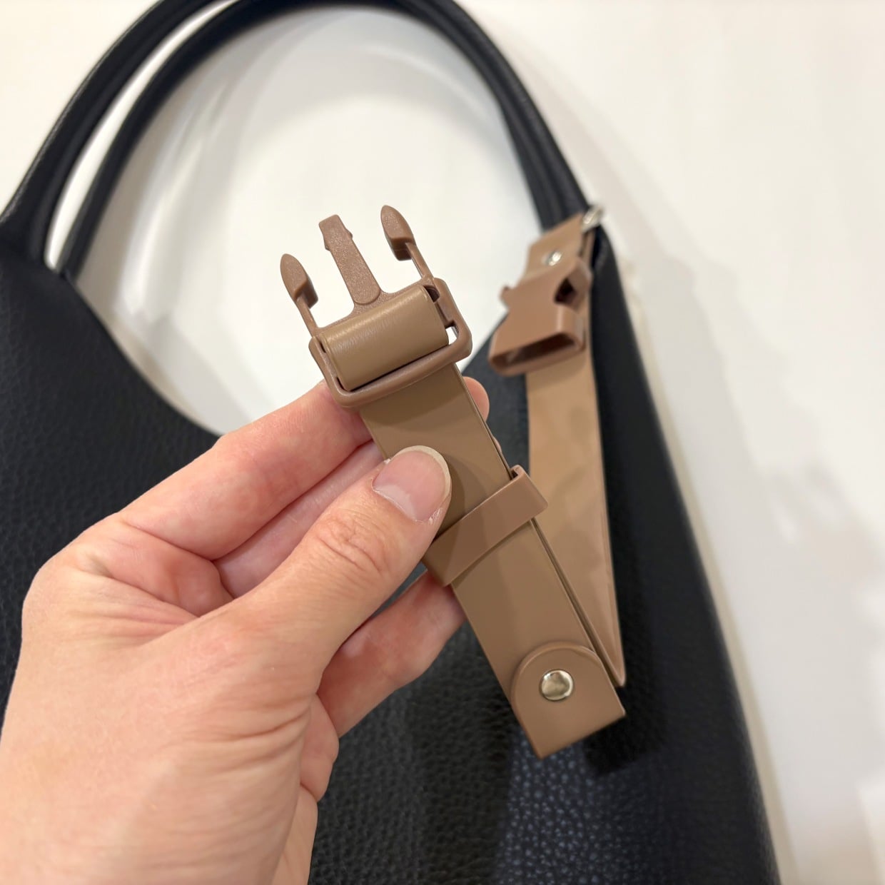  脱いだ上着が邪魔にならない！3COINSの“ジャケットホルダー”活用術4つ「今の季節に便利！」 