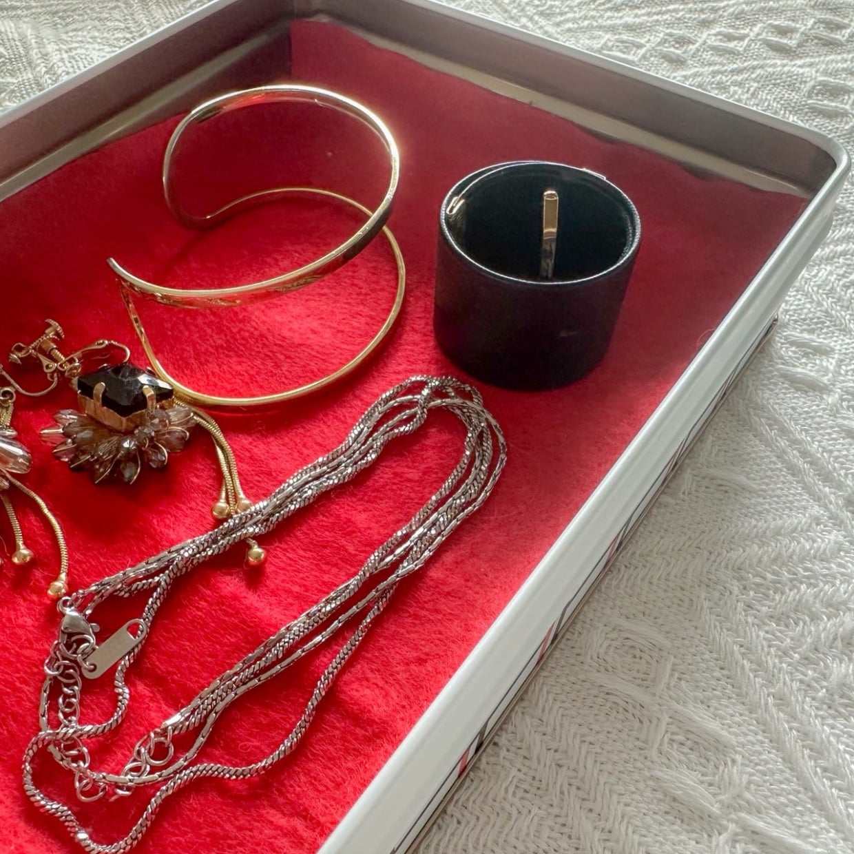  捨てられない「お菓子の空き缶」が大活躍！朝の支度が1分早くなる“意外な使い方”「もう迷わない」 