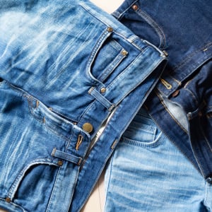 サイズが合わない…。履かなくなった「ジーンズ」がおしゃれアイテムに変身【持ち運びたくなる使い道】