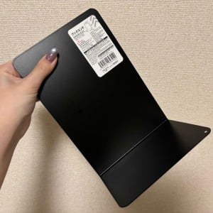 安いのにいい仕事しすぎだよ。100均ブックエンドにマグネットテープを貼る【驚きの活用術】
