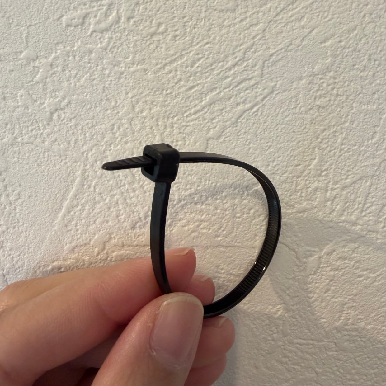  「結束バンド」を切らずにはずす裏ワザ「切るしかないと思ってた！」「スルッと抜けた」 