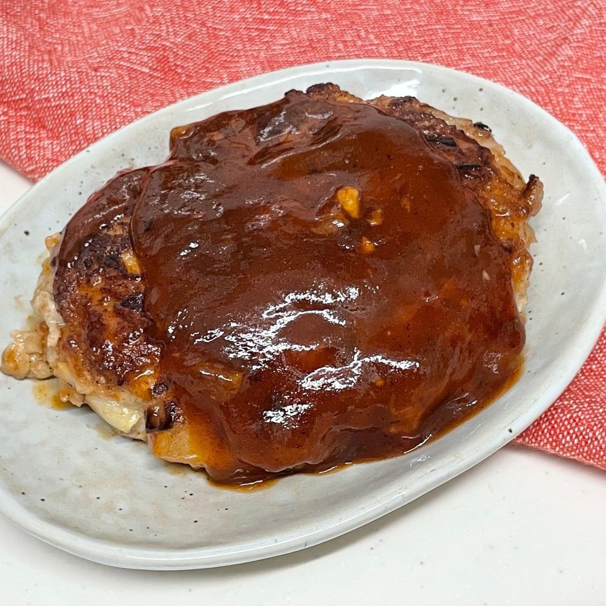  「大さじ2分の1加えるだけ」いつものハンバーグがふわふわジューシー食感に変わる調味料「肉汁たっぷり」 