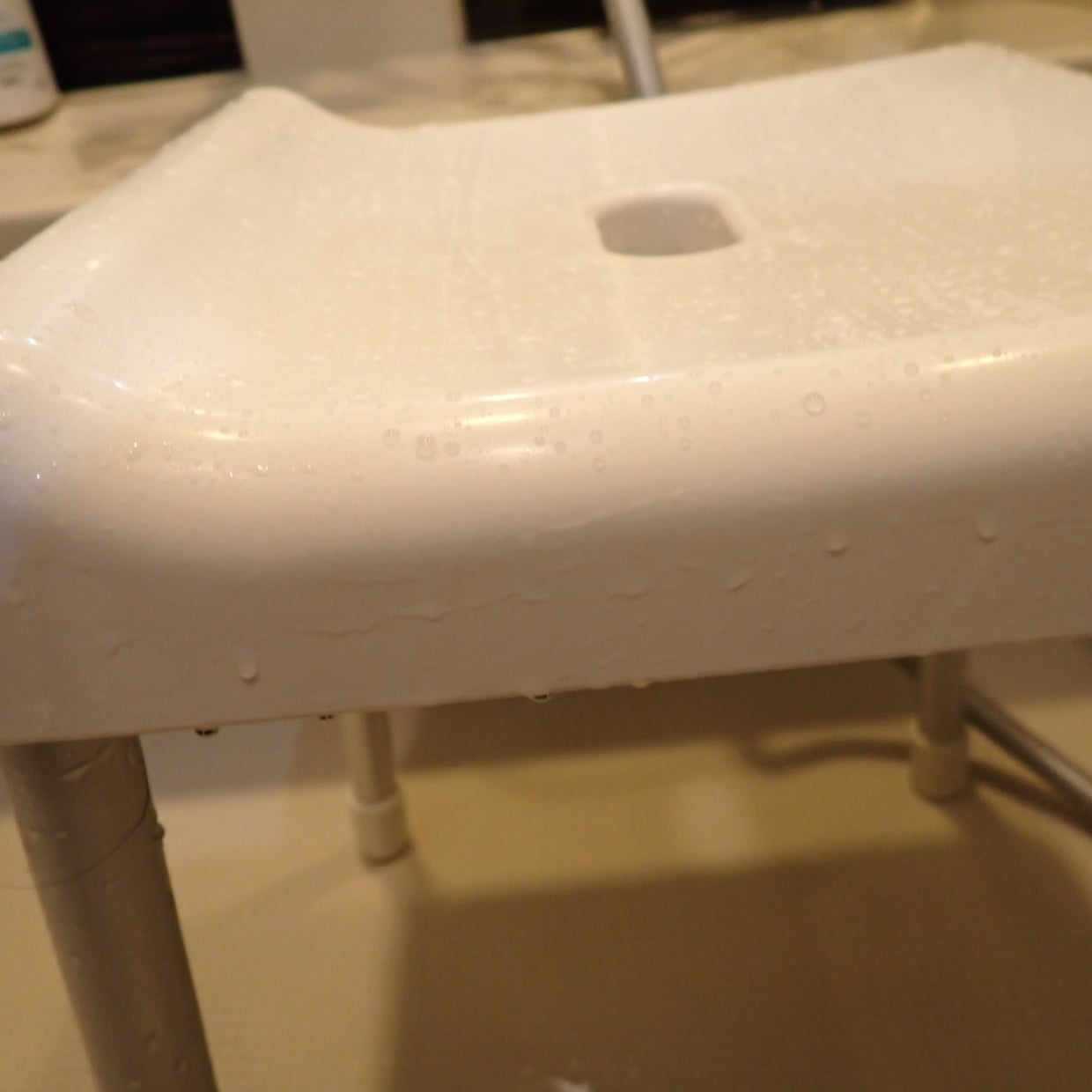 「お風呂の椅子」のくすみをスーッと落とす“洗剤なし掃除術”「ポロポロ落ちる」「すっきり！」