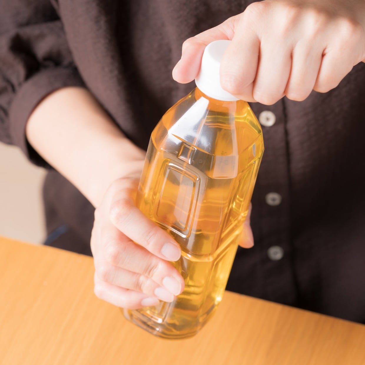  握力に自信がなくても大丈夫。“固いペットボトルのフタ”が簡単にスルッと開く裏ワザ「助かる…！」 