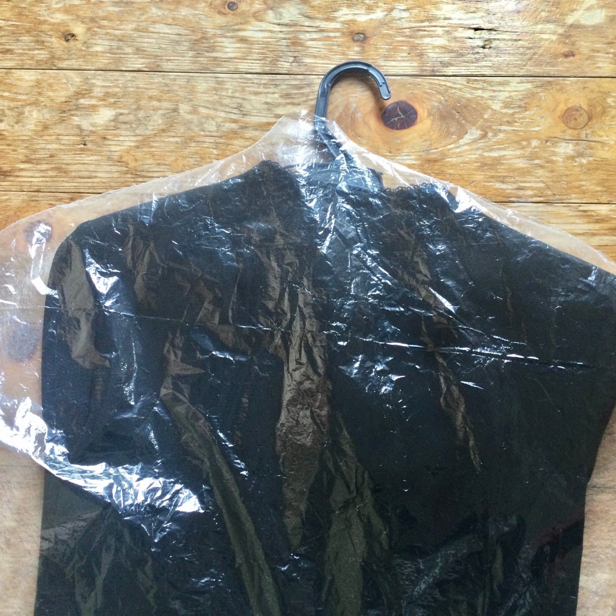  クリーニング店から持ち帰ったらすぐに外して！「クリーニング後のビニール袋」の“節約活用アイデア” 