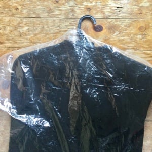 クリーニング店から持ち帰ったらすぐに外して！「クリーニング後のビニール袋」の“節約活用アイデア”