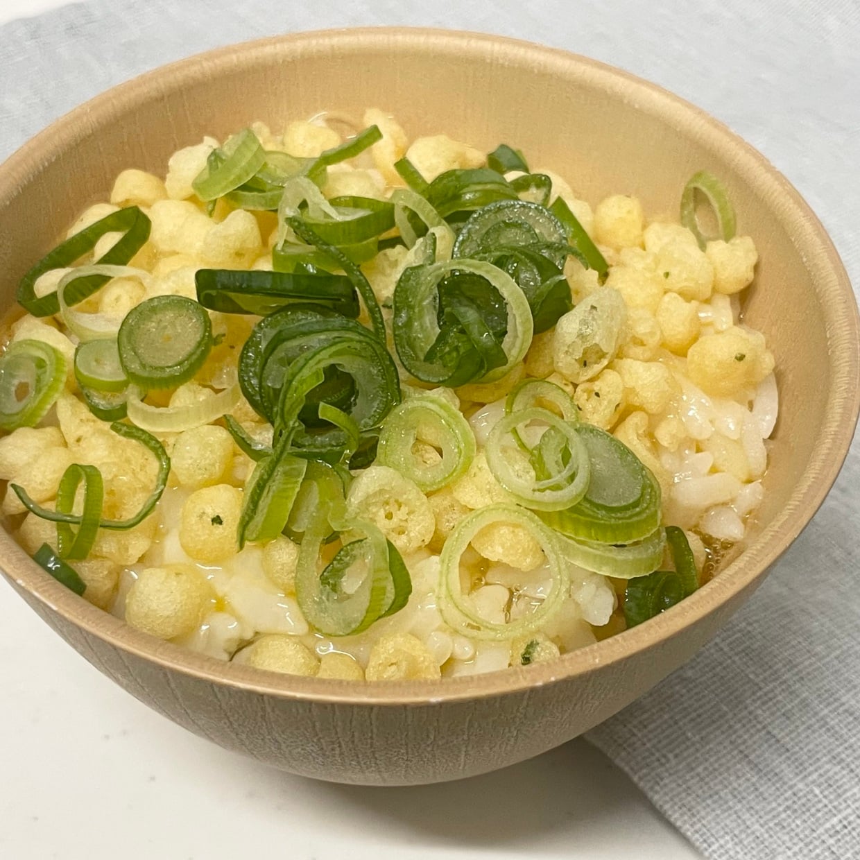  醤油で食べるより好きかも。大さじ1かけるだけで天丼風に変わる「卵かけご飯」 