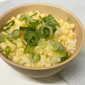 醤油で食べるより好きかも。大さじ1かけるだけで天丼風に変わる「卵かけご飯」