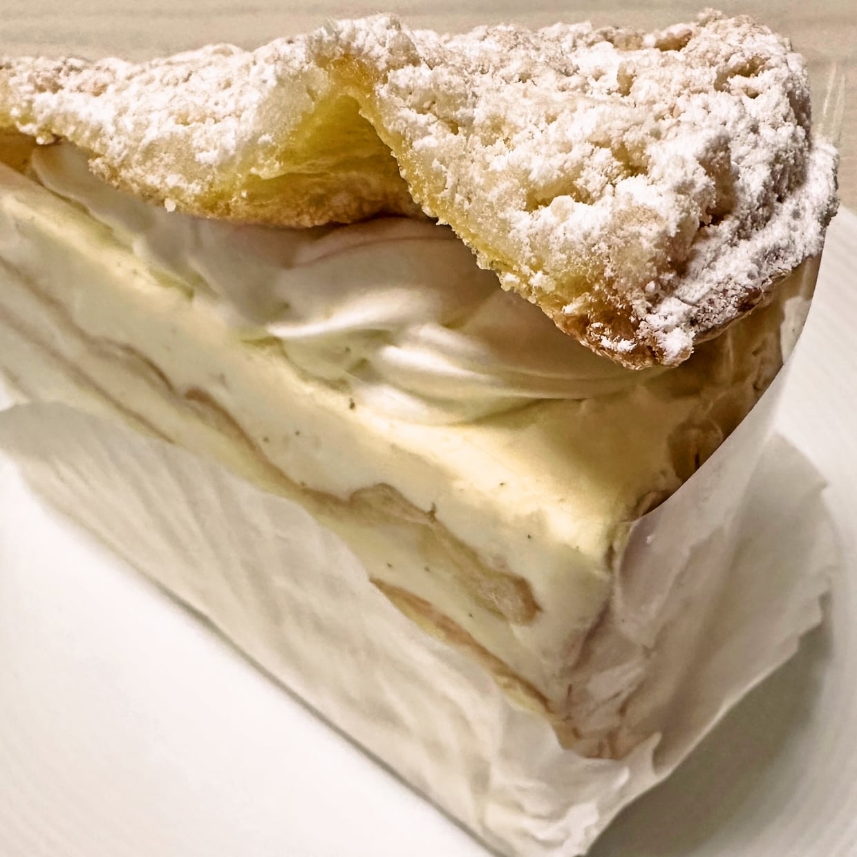  「ケーキのフィルム」を指先を汚さず“スマートにはがす裏ワザ”「生クリームがつかない」「人前でも安心」 