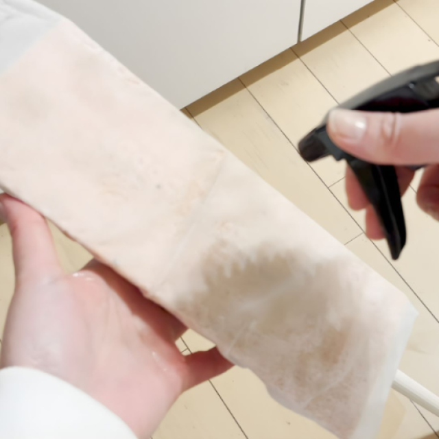  100均アイテム合わせ技！キッチン床の油ベタつき汚れの賢い掃除法「そのまま捨てられる！」 