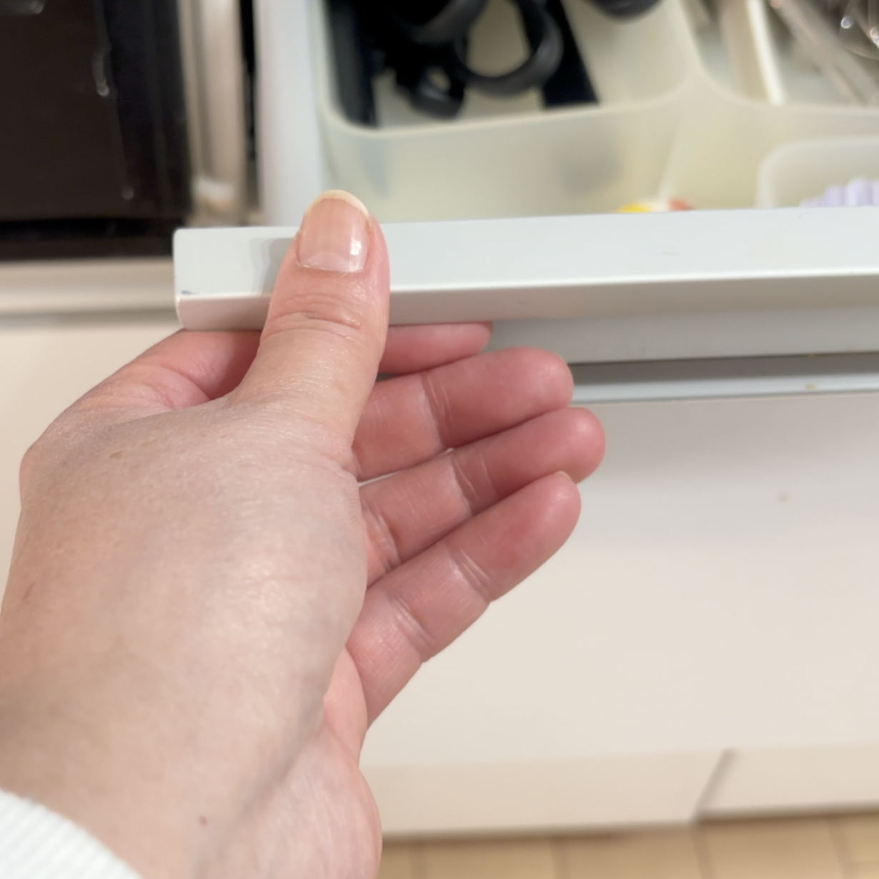  1本あると大活躍！「キッチン取っ手」の“ベタつき解消”掃除術「黒ずみがすっきり！」「手触りが違う」 