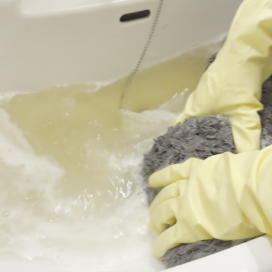 「バスマット」の“奥に溜まった汚れ”を一掃する“浸けておくだけ”掃除術「サッパリした」「臭わない」