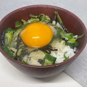 「大さじ2プラスするだけ」いつもの卵かけごはんがもっとおいしくなる食材「腸がよろこぶ」