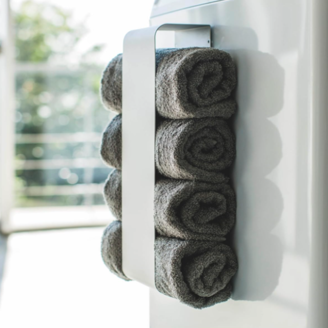  バスタオルは「畳む」の常識が変わる。圧倒的な体験をもたらす山崎実業「tower マグネット バスタオルホルダー」 