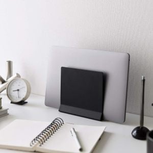 ノートPCの“収納迷子”が解決する山崎実業のアイテムがすごい「テーブルに置きっぱなしがなくなる」